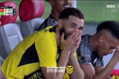 看到隊友開出的最后一個角球，本澤馬在場邊繃不住了