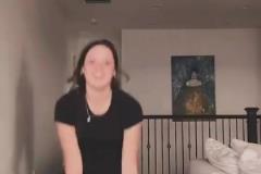 能駕馭么？弗拉格女友看著比他壯一些 ！