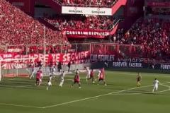 這球場氛圍無敵！現(xiàn)場感受蒙鐵爾無敵“倒掛金鉤”