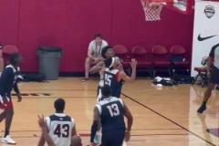 未來隊(duì)友？！弗拉格美國(guó)隊(duì)內(nèi)訓(xùn)練單挑迎射濃眉，隨后破壞濃眉進(jìn)攻