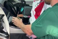 一位粉絲有幸見(jiàn)到帶全家出去玩的梅西，并拿著河床球衣要到簽名