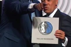 1.8%概率??！獨(dú)行俠形象大史布萊克曼抽中狀元簽和副總裁合影