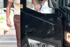 很難聽(tīng)！雷霆球迷蹲在掘金大巴車前逐一“問(wèn)候”