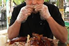 爽歪歪！西熱力江：回到新疆從現(xiàn)烤的烤全羊吃起！