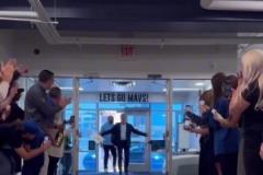 凱旋，獨(dú)行俠CEO里克- 維爾茨 攜帶狀元簽返回獨(dú)行俠