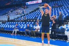 能找回準(zhǔn)心嗎？約老師賽前熱身底角三分 系列賽三分僅21.4%