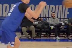 弗拉格聯(lián)合試訓(xùn)三分表現(xiàn)！這出手動(dòng)作感覺(jué)很柔和啊~