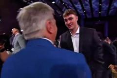 是誰說的不開心？抽簽后弗拉格與獨(dú)行俠CEO聊天笑容滿面