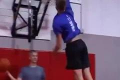 有緣分！13歲弗拉格時(shí)練扣籃 那時(shí)候就穿著一件獨(dú)行俠T恤