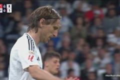 差一點(diǎn)點(diǎn)！莫德里奇停球凌空抽射稍稍偏出！