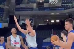 約里約氣！楊瀚森展現(xiàn)策應(yīng)&內(nèi)線能力 不滿未響哨向裁判攤手