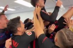 隊(duì)寵啊！佩德里在更衣室被隊(duì)友高高舉起，還高呼其名字