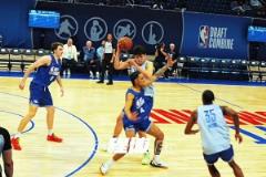 真有約老師那味兒了！楊瀚森妙手擊地騙過2名防守人助攻隊友