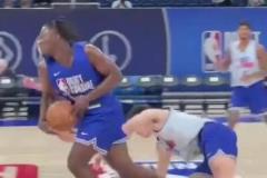 這名字是個(gè)狠人啊！錫安-詹姆斯生搶楊瀚森簡(jiǎn)直是禽獸啊