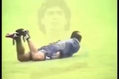 當(dāng)球王化身海豹！珍藏視頻：苦中作樂的馬拉多納！