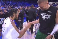 昔日隊(duì)友感情深！布倫森賽后與波爾津吉斯開(kāi)心互動(dòng)&擁抱致意