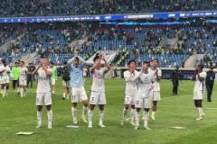 兄弟情不變！馬萊萊賽后謝場時和申花前隊友們溫情相擁