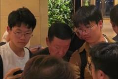 泰山隊已抵達青島，主帥崔康熙在下榻酒店受到鐵桿球迷的熱烈追捧