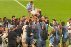 別給摔傷了德布勞內(nèi)正搭著妻子繞場時，被隊友攔截舉起