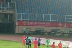 短短十秒內(nèi)發(fā)生了啥！實(shí)拍慢慢悠悠不拿球，隨后放倒對手染黃