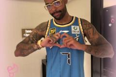 會來CBA嗎？拉塞爾身穿北京7號球衣比心中國球迷：我愛你??