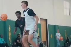 都是天賦怪啊！當(dāng)25年選秀前三球員同時(shí)出現(xiàn)在庫(kù)里的訓(xùn)練營(yíng)！