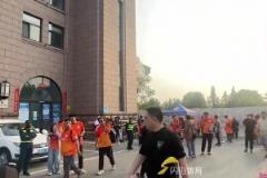 離譜！現(xiàn)場實拍青島紅獅后衛(wèi)滑倒，克雷桑笑納大禮