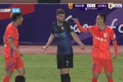 火藥味！泰山隊多名球員團團圍住青島諾布雷加，后者有點怵了