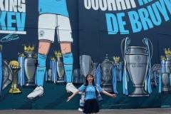 人稱德布勞內(nèi)圈外女友！日本狂熱美女人迷打卡丁丁壁畫