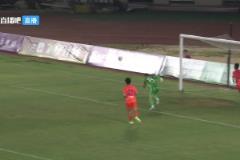 逆天王大雷！后場慢慢悠悠不拿球，丟球后還把對方球員絆倒了