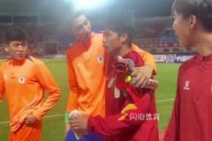 于金永謝文能與老相識握手互相問候，問候太到位了