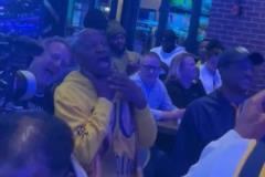 嗨翻了！哈利伯頓爸爸在線下觀賽，瘋狂掐脖子跳舞慶祝