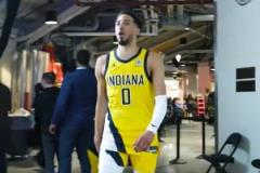 殺人誅心！哈利伯頓在球員通道大喊：為什么這么安靜！