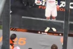 賽后孫興慜找看臺韓國球迷要了韓國國旗，身披韓國國旗慶祝奪冠！