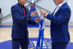 哈利伯頓投出絕平長(zhǎng)兩分時(shí)步行者替補(bǔ)席的反應(yīng)