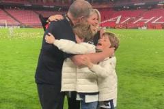 波帥兌現(xiàn)了贏得第二賽季獎杯的承諾后，與妻子和兒子擁抱在一起