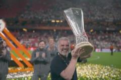 帶領(lǐng)熱刺奪得歐聯(lián)冠軍！澳波高舉歐聯(lián)獎杯慶祝！