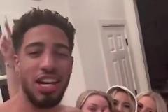 你小子艷福不淺??！哈利伯頓光著膀子與三位金發(fā)美女同框