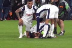 情緒激動！終場哨響后孫興慜趴跪在地痛哭，隊友安慰后將他拉起