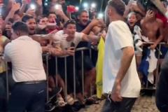 球迷太熱情了！內(nèi)馬爾復(fù)出球迷把圍欄都擠倒了！