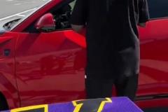 網(wǎng)友偶遇東契奇求簽名 沒想到球星的后視鏡也有泥點(diǎn)子